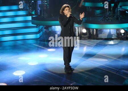 Napoli, Italia. 15th Feb, 2020. Mostra intitolata una STORIA da CANTARE, sul palco della trasmissione televisiva italiana RAI.In foto cantante Leo Gassman (Foto di Salvatore Esposito/Pacific Press) Credit: Pacific Press Agency/Alamy Live News Foto Stock