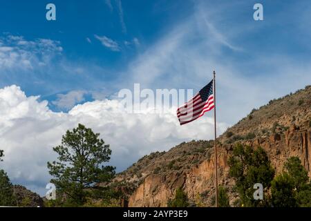 L'American National Flag sorvola il centro visitatori del Bandelier National Monument vicino a Los Alamos, New Mexico, USA. Foto Stock