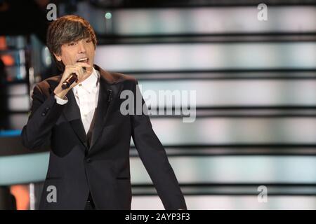 Napoli, Italia. 15th Feb, 2020. Mostra intitolata una STORIA da CANTARE, sul palco della trasmissione televisiva italiana RAI.In picture Buto, cantante (Photo by Salvatore Esposito/Pacific Press) Credit: Pacific Press Agency/Alamy Live News Foto Stock