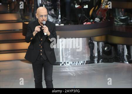 Napoli, Italia. 15th Feb, 2020. Mostra intitolata una STORIA da CANTARE, in scena sulla trasmissione televisiva italiana RAI.In foto Enrico Ruggeri cantante (Foto di Salvatore Esposito/Pacific Press) Credit: Pacific Press Agency/Alamy Live News Foto Stock