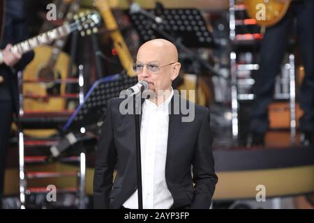 Napoli, Italia. 15th Feb, 2020. Mostra intitolata una STORIA da CANTARE, in scena sulla trasmissione televisiva italiana RAI.In foto Enrico Ruggeri cantante (Foto di Salvatore Esposito/Pacific Press) Credit: Pacific Press Agency/Alamy Live News Foto Stock