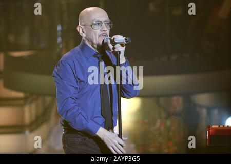 Napoli, Italia. 15th Feb, 2020. Mostra intitolata una STORIA da CANTARE, in scena sulla trasmissione televisiva italiana RAI.In foto Enrico Ruggeri cantante (Foto di Salvatore Esposito/Pacific Press) Credit: Pacific Press Agency/Alamy Live News Foto Stock