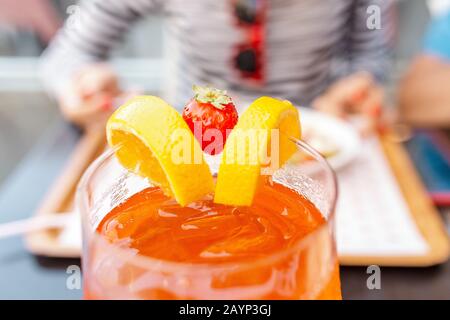 Cocktail Aperol spritz decorato con arancia e fragola Foto Stock