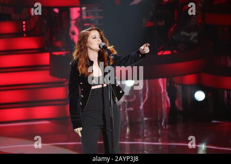 Napoli, Italia. 15th Feb, 2020. Mostra intitolata una STORIA da CANTARE, sul palco della trasmissione televisiva italiana RAI.In picture Noemi, cantante (Foto di Salvatore Esposito/Pacific Press) Credit: Pacific Press Agency/Alamy Live News Foto Stock