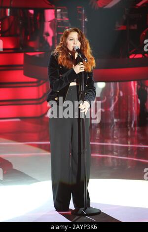 Napoli, Italia. 15th Feb, 2020. Mostra intitolata una STORIA da CANTARE, sul palco della trasmissione televisiva italiana RAI.In picture Noemi, cantante (Foto di Salvatore Esposito/Pacific Press) Credit: Pacific Press Agency/Alamy Live News Foto Stock