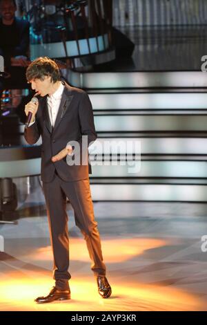 Napoli, Italia. 15th Feb, 2020. Mostra intitolata una STORIA da CANTARE, sul palco della trasmissione televisiva italiana RAI.In picture Buto, cantante (Photo by Salvatore Esposito/Pacific Press) Credit: Pacific Press Agency/Alamy Live News Foto Stock