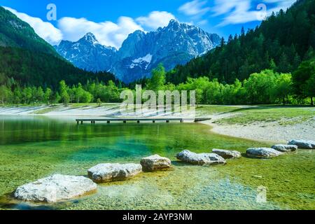 Lago Jasna e Alpi Giulie a Sovenia Foto Stock