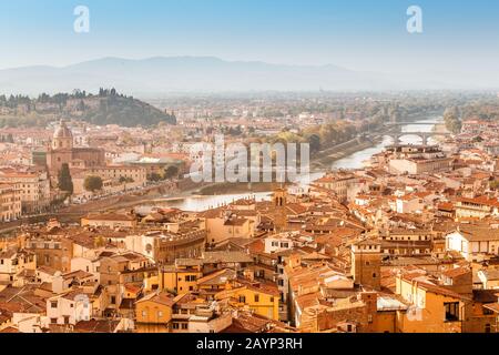 Veduta aerea di Firenze al tramonto con molti ponti sul fiume Arno, Italia Foto Stock