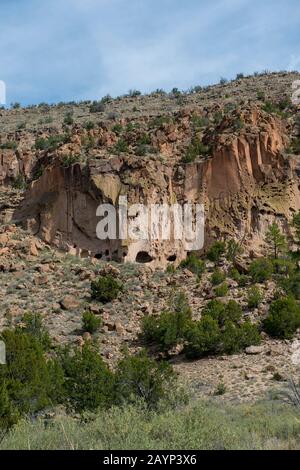 Vista della scogliera con abitazioni al Bandelier National Monument vicino a Los Alamos, New Mexico, USA. Foto Stock