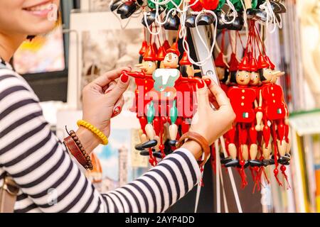 19 OTTOBRE 2018, FIRENZE, ITALIA: Giocattoli per marionette Pinocchio in vendita presso il negozio turistico come souvenir dall'Italia Foto Stock