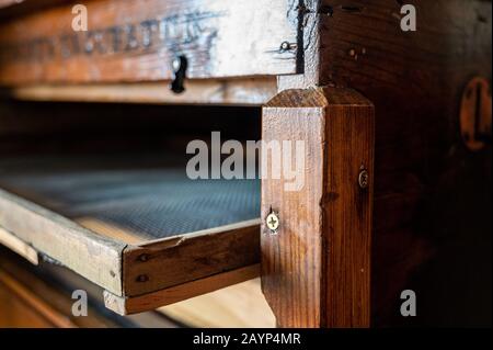 Antico incubatore in legno con finestra panoramica e schermo in metallo Foto Stock