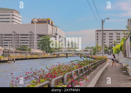 Vista del famoso klong o dei canali navigabili della Citta' di Bangkok girato in tenui colori pastello per mostrare il concetto di estate e il tema anime Foto Stock