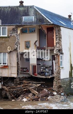 Pareti esterne crollate al Sonia's Bistro Building sulle rive del fiume Teviot in Hawick, Scozzese, Borders, Scozia, Regno Unito Foto Stock