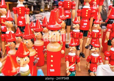 19 OTTOBRE 2018, FIRENZE, ITALIA: Giocattoli per marionette Pinocchio in vendita presso il negozio turistico come souvenir dall'Italia Foto Stock