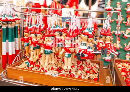 20 OTTOBRE 2018, VERONA, ITALIA: Giocattoli per marionette Pinocchio in vendita presso il negozio turistico come souvenir dall'Italia Foto Stock