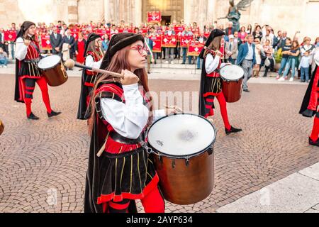 20 OTTOBRE 2018, VERONA, ITALIA: Batterista al festival musicale medievale in Europa Foto Stock