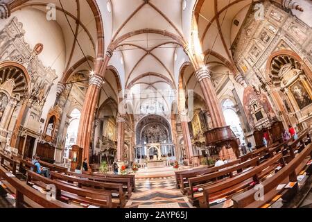 20 OTTOBRE 2018, VERONA, ITALIA: Interno del Duomo di Verona Foto Stock