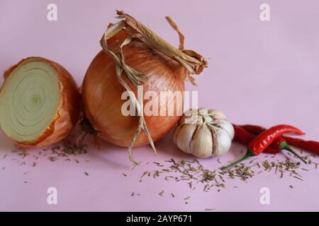 Foto di vita morta di erbe e condimento per cucinare per mostrare il concetto di gastronomia, cucina, vita in cucina e dieta sana Foto Stock