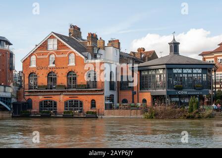 Inondazione, Eton, Windsor, Berkshire, Regno Unito. 16th febbraio 2014. Il ristorante Cote aveva dei sacchi di sabbia alle loro porte, dato che il livello del Tamigi continua a salire a seguito di un'abbondante pioggia e di un'inondazione localizzata. Credito: Maureen Mclean/Alamy Foto Stock