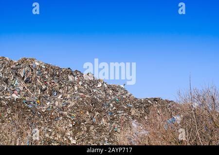 Immondizia di montagna. Mucchio di inchiostro e residui tossici. Foto Stock