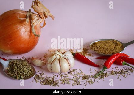 Foto di vita morta di erbe e condimento per cucinare per mostrare il concetto di gastronomia, cucina, vita in cucina e dieta sana Foto Stock