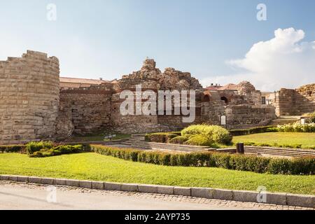 Rovine di antica fortezza nel centro storico di Nessebar, Bulgaria. Mura della città e torri di mattoni e pietra, patrimonio dell'umanità dell'UNESCO Foto Stock