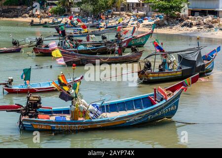 barche da pesca tradizionali a coda lunga con nastri colorati e decorate in tipico stile thailandese a phuket, thailandia. Foto Stock