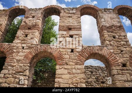 Muro di antica basilica Chiesa di Santa Sofia (Hagia Sophia) nella città vecchia di Nessebar, Bulgaria Foto Stock