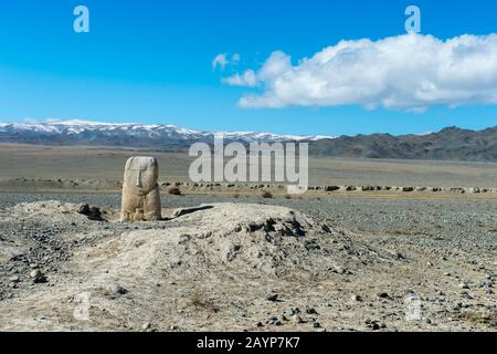 Un monumento turkico del 7th secolo che si erge nel paesaggio arido della Valle Sagsai nei Monti Altai vicino alla città di Ulgii (Ölgii) nel Bayan Foto Stock