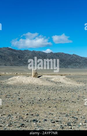 Un monumento turkico del 7th secolo che si erge nel paesaggio arido della Valle Sagsai nei Monti Altai vicino alla città di Ulgii (Ölgii) nel Bayan Foto Stock