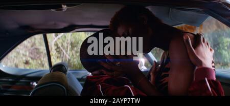 Queen & Slim è un film di dramma del crimine romantico americano del 2019 diretto da Melina Matsoukas (nel suo debutto directorial di caratteristica) e scritto da Lena Waitthe, da una storia di James Frey e Waithe. Questa fotografia è esclusivamente per uso editoriale ed è il copyright della società cinematografica e/o del fotografo assegnato dalla società cinematografica o di produzione e può essere riprodotta solo da pubblicazioni in collaborazione con la promozione del film di cui sopra. È richiesto un credito obbligatorio per l'azienda cinematografica. Il fotografo deve essere accreditato anche se noto. Foto Stock