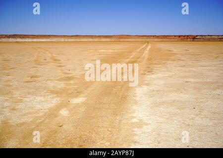 Lunga strada sterrata su una teglia desertica Foto Stock