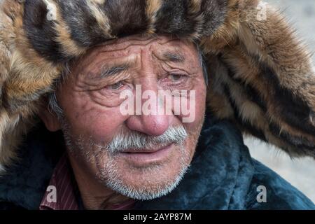 Ritratto di un uomo kazako al Golden Eagle Festival vicino alla città di Ulgii (Ölgii) nella provincia di Bayan-Ulgii nella Mongolia occidentale. Foto Stock