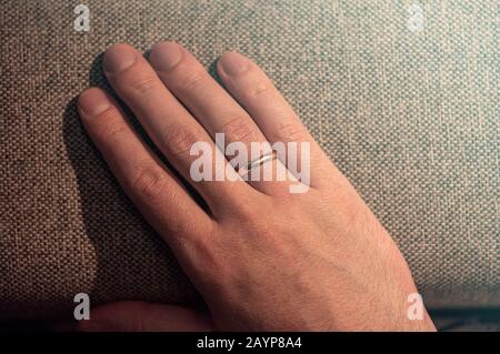 Primo piano Mano di un uomo con anello dorato, concetto immagine su famiglia, matrimonio, divorzio Foto Stock