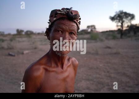 Kalahari, Sudafrica - 14 febbraio 2020 : i Boscimani in Sudafrica si vestono ancora in abiti tradizionali. Foto Stock