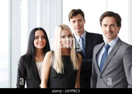 Ritratto di dipendenti sorridenti che lavorano in ufficio Foto Stock