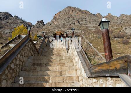 108 (108 è un numero sacro nel Buddismo) passi di pietra che conducono al tempio di meditazione Ariyabal nel Parco Nazionale di Gorkhi Terelj, che dista 60 km da Ulaa Foto Stock