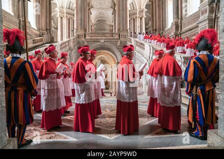 I Due Papi sono un film biografico del 2019 diretto da Fernando Meirelles e scritto da Anthony McCarten adattato dal gioco di McCarten il Papa che ha debuttato al Royal & Derngate Theatre nel 2019. Questa fotografia è esclusivamente per uso editoriale ed è il copyright della società cinematografica e/o del fotografo assegnato dalla società cinematografica o di produzione e può essere riprodotta solo da pubblicazioni in collaborazione con la promozione del film di cui sopra. È richiesto un credito obbligatorio per l'azienda cinematografica. Il fotografo deve essere accreditato anche se noto. Foto Stock