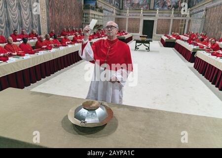 I Due Papi sono un film biografico del 2019 diretto da Fernando Meirelles e scritto da Anthony McCarten adattato dal gioco di McCarten il Papa che ha debuttato al Royal & Derngate Theatre nel 2019. Questa fotografia è esclusivamente per uso editoriale ed è il copyright della società cinematografica e/o del fotografo assegnato dalla società cinematografica o di produzione e può essere riprodotta solo da pubblicazioni in collaborazione con la promozione del film di cui sopra. È richiesto un credito obbligatorio per l'azienda cinematografica. Il fotografo deve essere accreditato anche se noto. Foto Stock