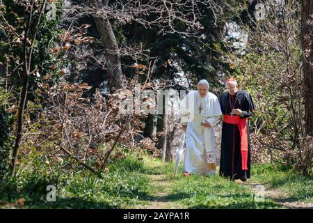 I Due Papi sono un film biografico del 2019 diretto da Fernando Meirelles e scritto da Anthony McCarten adattato dal gioco di McCarten il Papa che ha debuttato al Royal & Derngate Theatre nel 2019. Questa fotografia è esclusivamente per uso editoriale ed è il copyright della società cinematografica e/o del fotografo assegnato dalla società cinematografica o di produzione e può essere riprodotta solo da pubblicazioni in collaborazione con la promozione del film di cui sopra. È richiesto un credito obbligatorio per l'azienda cinematografica. Il fotografo deve essere accreditato anche se noto. Foto Stock