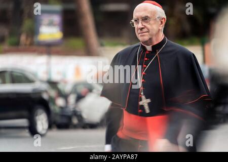 I Due Papi sono un film biografico del 2019 diretto da Fernando Meirelles e scritto da Anthony McCarten adattato dal gioco di McCarten il Papa che ha debuttato al Royal & Derngate Theatre nel 2019. Questa fotografia è esclusivamente per uso editoriale ed è il copyright della società cinematografica e/o del fotografo assegnato dalla società cinematografica o di produzione e può essere riprodotta solo da pubblicazioni in collaborazione con la promozione del film di cui sopra. È richiesto un credito obbligatorio per l'azienda cinematografica. Il fotografo deve essere accreditato anche se noto. Foto Stock