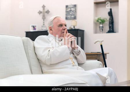 I Due Papi sono un film biografico del 2019 diretto da Fernando Meirelles e scritto da Anthony McCarten adattato dal gioco di McCarten il Papa che ha debuttato al Royal & Derngate Theatre nel 2019. Questa fotografia è esclusivamente per uso editoriale ed è il copyright della società cinematografica e/o del fotografo assegnato dalla società cinematografica o di produzione e può essere riprodotta solo da pubblicazioni in collaborazione con la promozione del film di cui sopra. È richiesto un credito obbligatorio per l'azienda cinematografica. Il fotografo deve essere accreditato anche se noto. Foto Stock