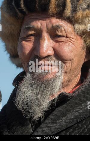 Ritratto di un uomo kazako con la barba al Festival dell'Aquila d'oro nei pressi della città di Ulgii (Ölgii) nella provincia di Bayan-Ulgii in Foto Stock