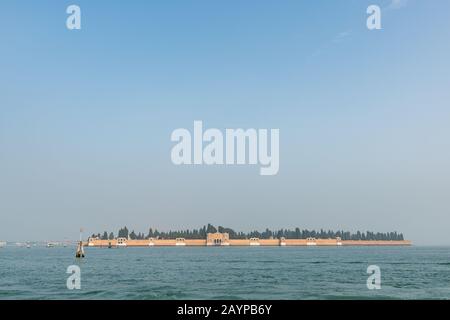 Il cimitero di Venezia (Italia) in una giornata di sole in inverno Foto Stock