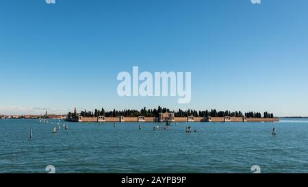 Il cimitero di Venezia (Italia) in una giornata di sole in inverno Foto Stock