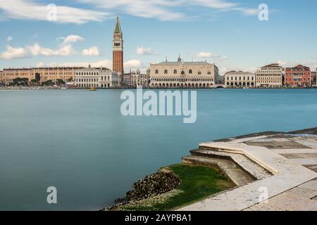 Campanile e Palazzo Ducale a Venezia (Italia) in una giornata di sole in inverno Foto Stock