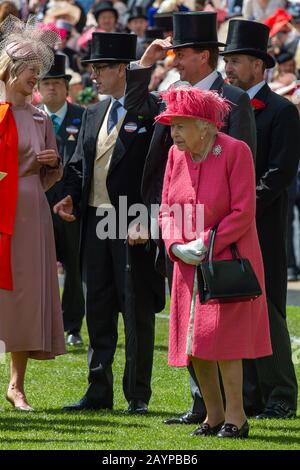 Royal Ascot Day Four, Ascot Races, Berkshire, Regno Unito. 21st giugno 2019. Lady Helen Taylor, Timothy Taylor, sua Maestà la Regina e il nipote maggiore Peter Phillips nell'anello della parata di Royal Ascot. Credito: Maureen Mclean/Alamy Foto Stock