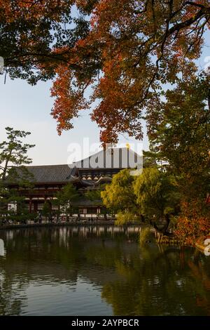 Uno stagno di fronte al Todai-ji (Tempio Grande Orientale), che è un complesso di tempio Buddista situato nella città di Nara, Giappone. Foto Stock