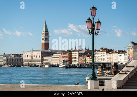 Campanile e Palazzo Ducale a Venezia (Italia) in una giornata di sole in inverno Foto Stock