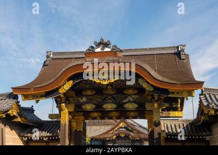 La porta principale di Karamon per il Palazzo Ninomaru del Castello Nijo, un sito Patrimonio dell'Umanità dell'UNESCO, a Kyoto, Giappone. Foto Stock